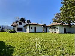 URRUGNE, 280 M² HOUSE WITH PANORAMIC VIEW OF THE MOUNTAINS