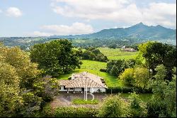 URRUGNE, 280 M² HOUSE WITH PANORAMIC VIEW OF THE MOUNTAINS