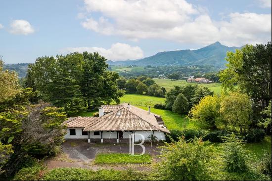 URRUGNE, 280 sqm HOUSE WITH PANORAMIC VIEW OF THE MOUNTAINS