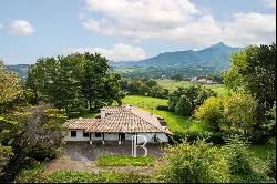 URRUGNE, 280 M² HOUSE WITH PANORAMIC VIEW OF THE MOUNTAINS