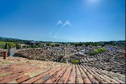 Private historical mansion in the Aix en Provencecountryside