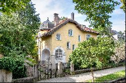 With lots of potential: Stylish old villa from 1900 on leasehold for modernization