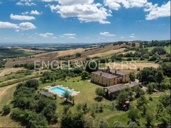 Tuscan Leopoldina villa in Montefollonico