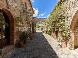 Tuscan Leopoldina villa in Montefollonico