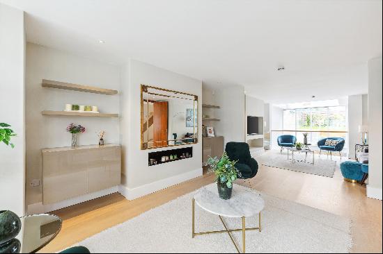 Available to let, a luxurious family home benefiting from off street parking, Wimbledon SW