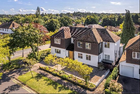 A most impressive and substantial 6-bedroom family home in the ever popular Montreal Park 