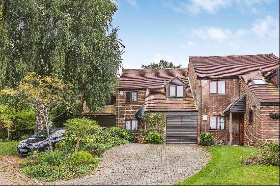 Set in the beautiful Iffley Village close to picturesque walks and transport links this we