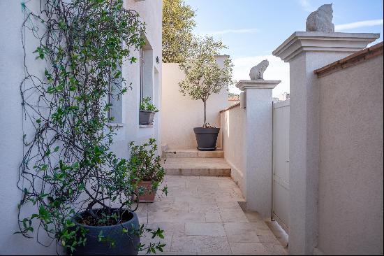 A charming three bedroom townhouse is for sale in Sainte-Maxime.