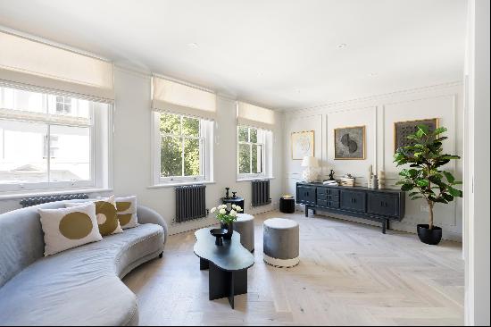 Stunning split-level apartment on the highly sought-after Kensington Gardens Square