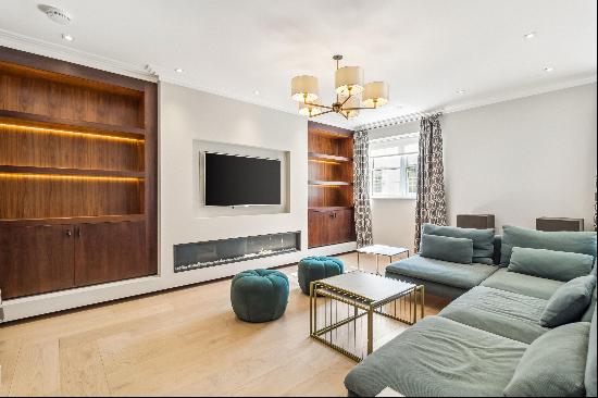 A 3 bedroom mews house to rent in SW7