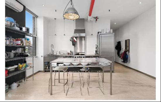 EXCEPTIONAL OFFERING! THE CROWN JEWEL OF PENTHOUSE LOFTS This rare, full-floor p