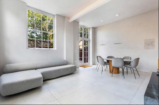 A stunning 3-Bedroom mews house available to rent in Battersea, SW11.