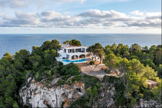 An incredible frontline estate with a 10 bedroom villa, spectacular sea views and a rental