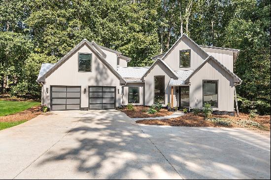 Exquisite Modern Farmhouse In Powder Springs