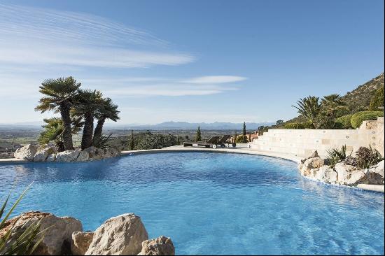 Magnificent villa in Els Olivars / Pau