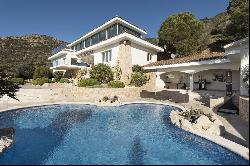 Magnificent villa in Els Olivars / Pau