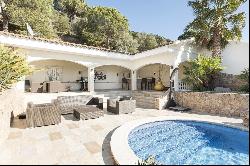 Magnificent villa in Els Olivars / Pau