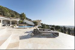 Magnificent villa in Els Olivars / Pau