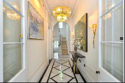 Exceptionally grand six bedroom townhouse in Notting Hill