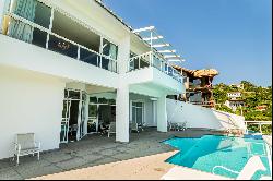 House in an exclusive condominium in Joatinga with stunning ocean views