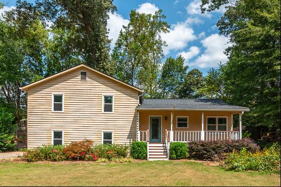 Charming Country-style Cottage in Sought-after Deerwood