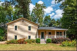 Charming Country-style Cottage in Sought-after Deerwood