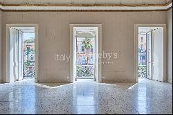 Ancient apartment in the heart of the historical center