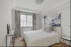 Spacious two-bedroom apartment with Green Park views