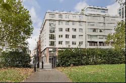 Spacious two-bedroom apartment with Green Park views