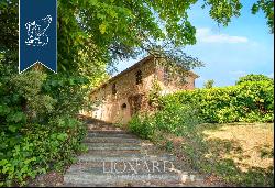 Luxury villa surrounded by nature for sale between Arezzo and Siena