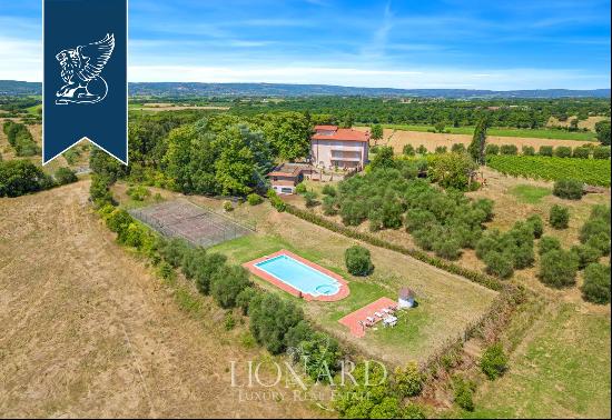 Luxury villa surrounded by nature for sale between Arezzo and Siena