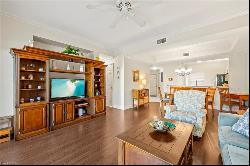 992 Woodshire LN #D205, Naples FL 34105