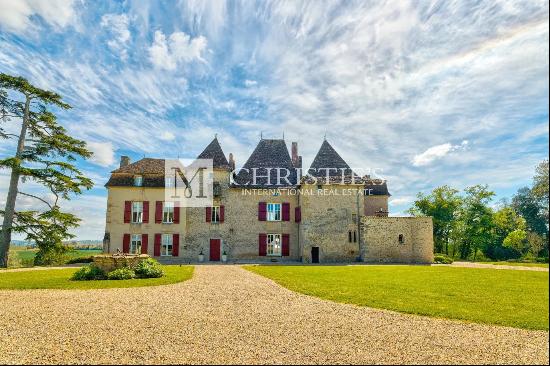 Exceptional Historic Chateau for sale in Bordeaux Region of SW France