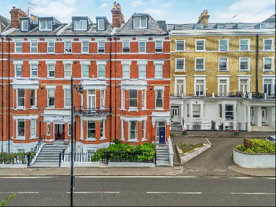 An incredible period apartment with its own entrance, huge volume throughout and flooded w