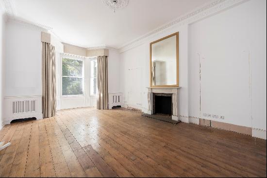 An exceptional four bedroom maisonette with grand proportions, ceiling heights of 3.84 met