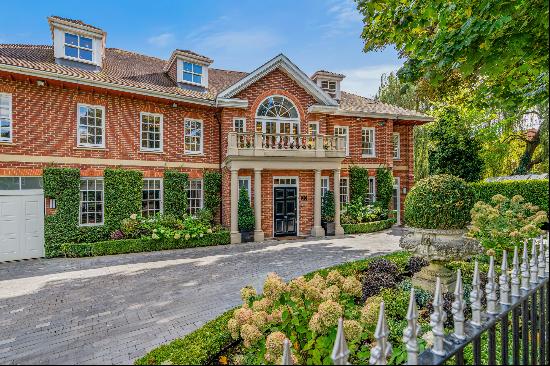 Detached family home in Highgate with a private swimming pool