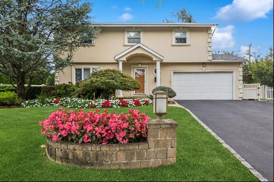 Welcome to this beautiful Splanch in Jericho, Long Island! Located in the award winning Sy