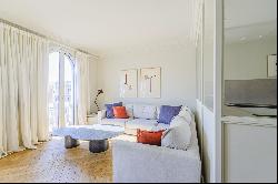 High renovated apartment in a classic building in Muntaner street.