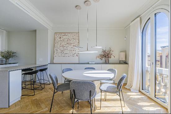 High renovated apartment in a classic building in Muntaner street.