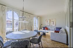 High renovated apartment in a classic building in Muntaner street.