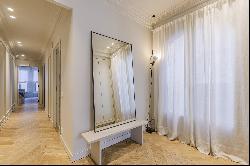 High renovated apartment in a classic building in Muntaner street.