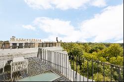 Recently refurbished apartment overlooking the iconic London skyline