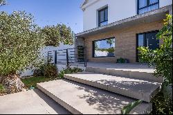 Contemporary Single-Family House Near Sevilla's Golf Club