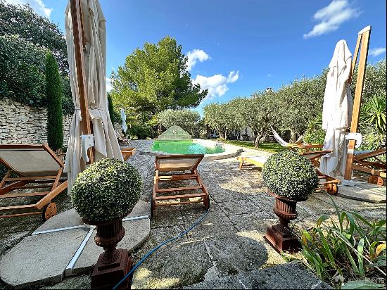 At the foot of the Luberon Prestigious house backing onto the Saint-Jacques Hill with swim