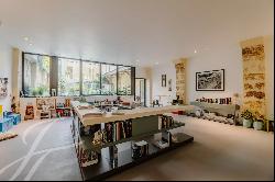 Exceptional 350 m² loft, garage, outdoor pool, located in Chartrons