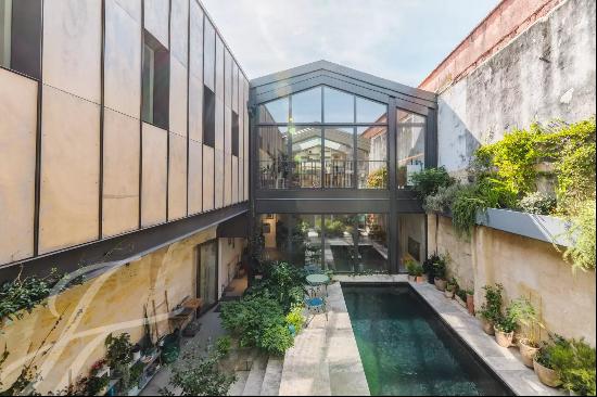 Exceptional 350 m² loft, garage, outdoor pool, located in Chartrons