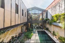 Exceptional 350 sqm loft, garage, outdoor pool, located in Chartrons