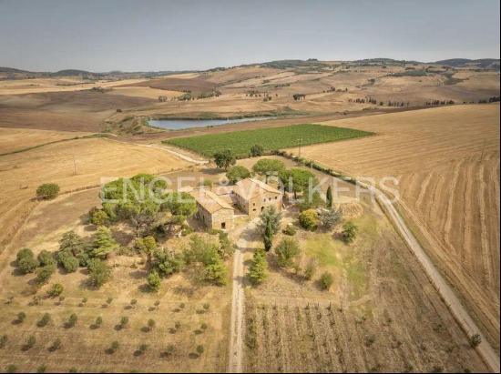 Spectacular unfinished property in Val d'Orcia