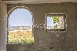 Spectacular unfinished property in Val d'Orcia