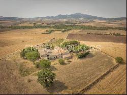 Spectacular unfinished property in Val d'Orcia